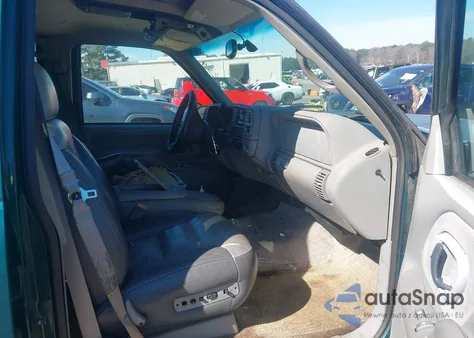 2000 Chevrolet Tahoe Z71 z USA, uszkodzony, nr VIN 1GNEK13R2YR156863